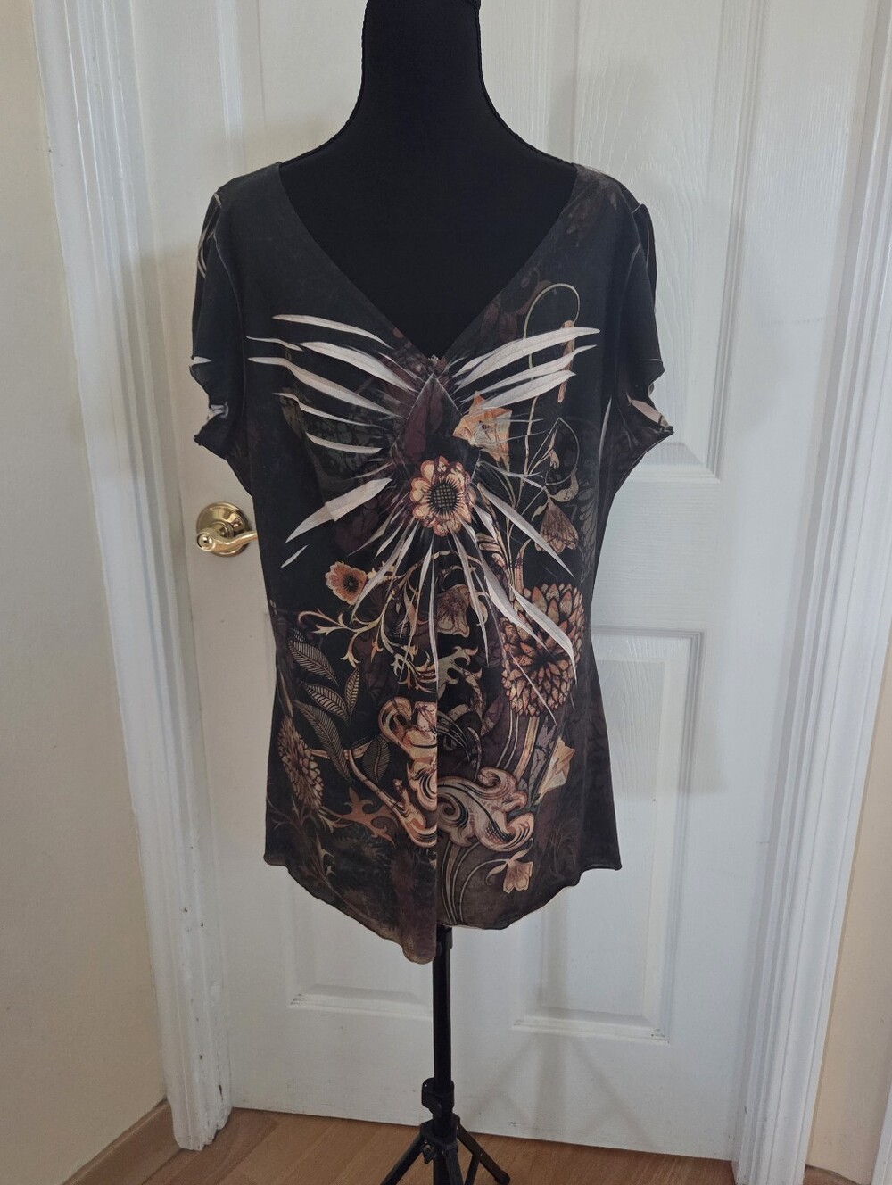 Black floral top with a touch of goth vibes Size XL  floral y2k  Boho Whimsigoth